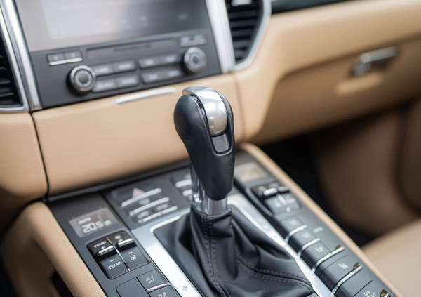 Porsche Macan cena 209000 przebieg: 73000, rok produkcji 2017 z Suwałki małe 704